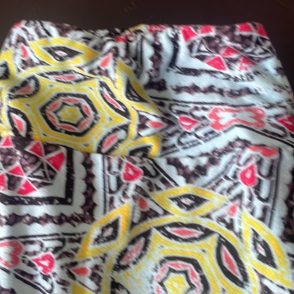 LuLaRoe soft one size leggings with great design - Picture 3 of 5
